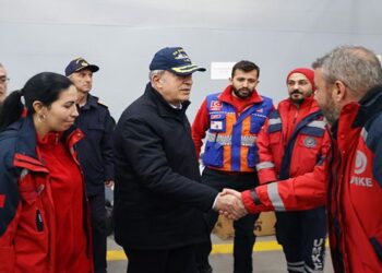 Akar’dan Yüzen Hastaneye Ziyaret