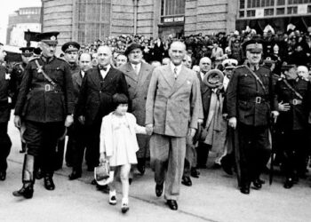 Devlet arşivinden ilk 23 nisan kutlamaları