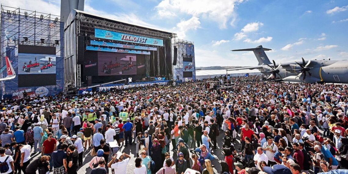 Teknofest’te Cumhurbaşkanı Erdoğan’a sürpriz isimler eşlik etti