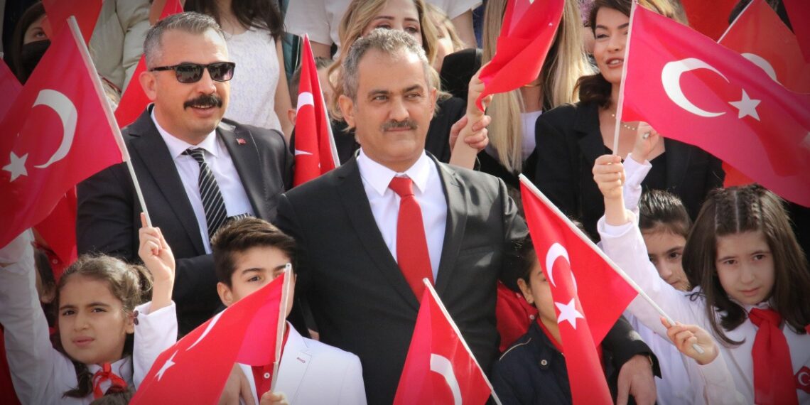 23 Nisan çifte coşkuyla kutlandı
