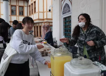Tokyo Cami depremzedeleri unutmadı