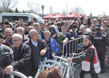 TCG Anadolu ziyaretçi akınına uğradı