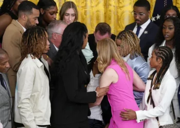 Biden’ın  konuşma yaptığı sırada yere yığıldı