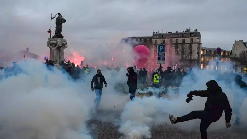 Fransa’daki protestolarda bir ölü, bine yakın gözaltı