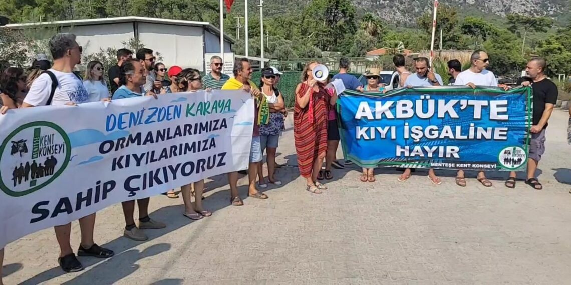 Muğla Akbük sahilinde denize özgürce girmek isteyen vatandaşlardan ‘Havlunu al gel’ eylemi