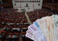 Emekliye 5 bin TL ikramiye maddesi meclisten geçti