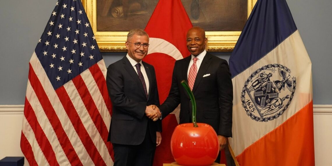 New York Belediye Başkanı Eric Adams, FBI’ın göz hapsine girdi