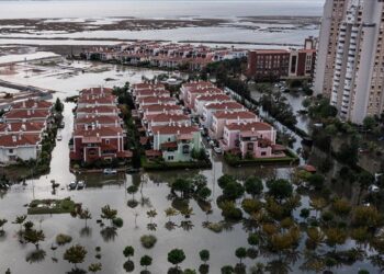 İzmir’de deniz taştı: Şehir sular altında kaldı