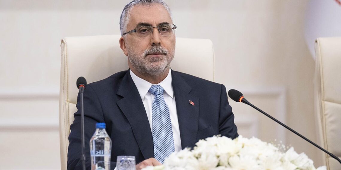 Bakan Işıkhan, Türk-İş heyetinde yer alan dört işçiyi makamında kabul etti