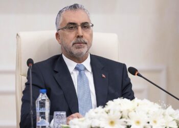 Bakan Işıkhan, Türk-İş heyetinde yer alan dört işçiyi makamında kabul etti