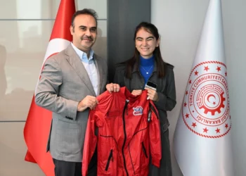 Bakan Kacır, ”From Your Eyes” uygulamasının kurucusu, görme engelli girişimci Zülal Tannur ile bir araya geldi