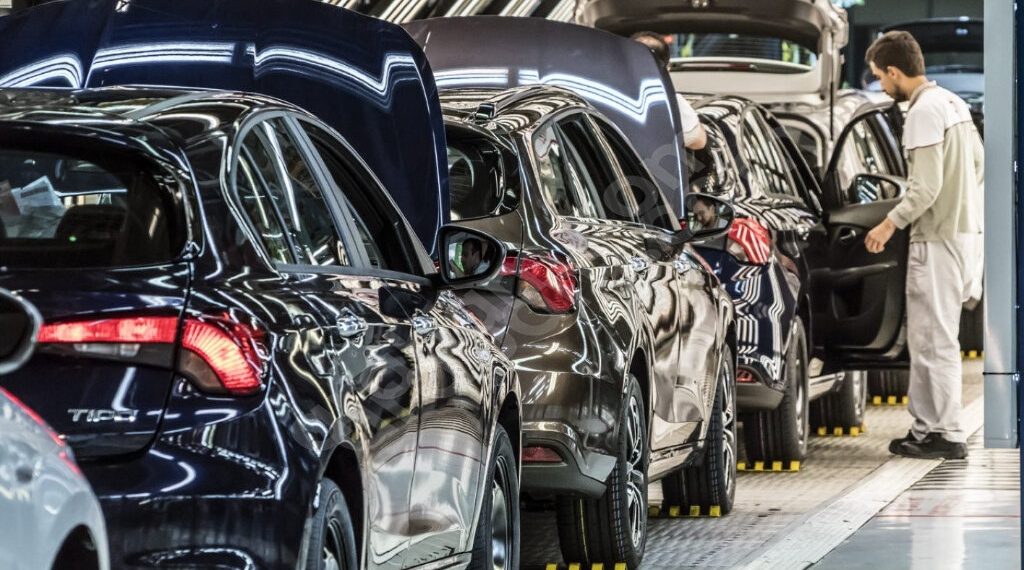 Dev otomotiv firmaları önümüzdeki yıl ABD’de hem elektrikli hem hibrit SUV’larla yarışacak