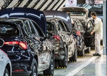 Dev otomotiv firmaları önümüzdeki yıl ABD’de hem elektrikli hem hibrit SUV’larla yarışacak