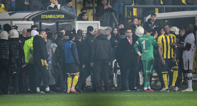 İstanbulspor, Trabzonspor maçında sahadan çekildi!