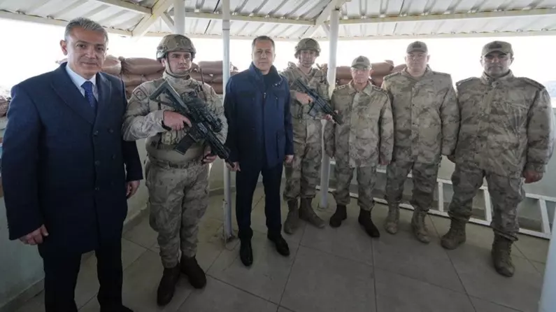 Bakan Yerlikaya, Dibek Jandarma Üs Bölgesini ziyaret etti