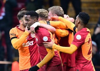 Galatasaray evinde Kayserispor’u iki golle geçti