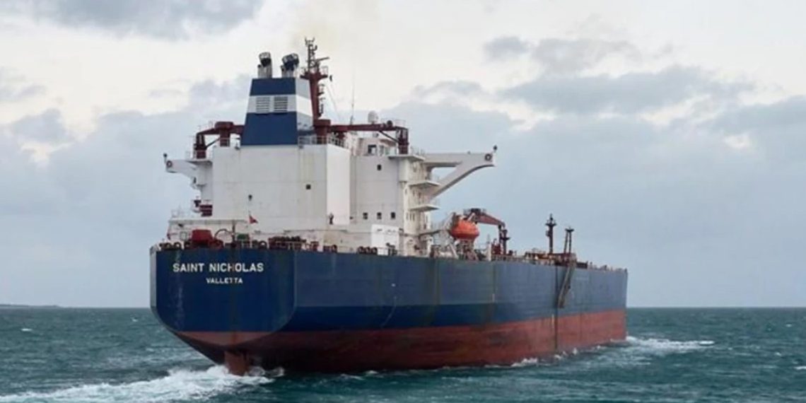 İran, yabancı bayraklı yakıt tankerine el koydu