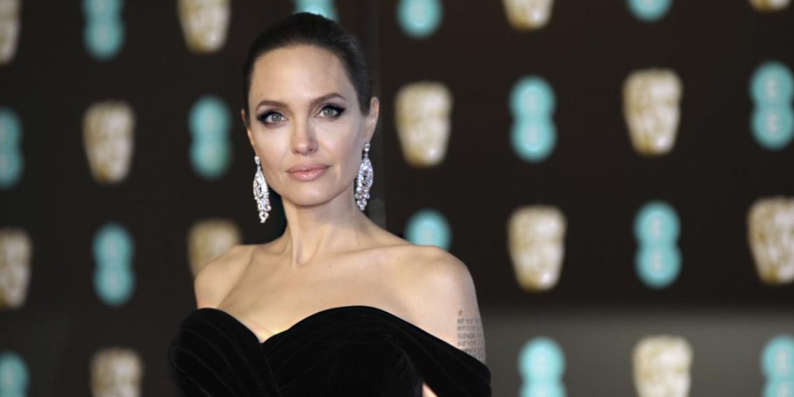 Moda sektörüne giren Angelina Jolie New York’taki mağazasında müşterilerine Türk kahvesi ikram ediyor