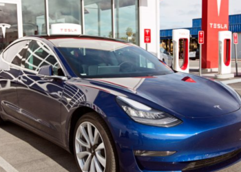 Tesla, işten çıkarmalarla beraber hisse senetlerinde düşüş yaşadı