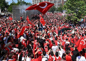 Binlerce Türk taraftardan Portekiz maçı öncesinde büyük yürüyüş