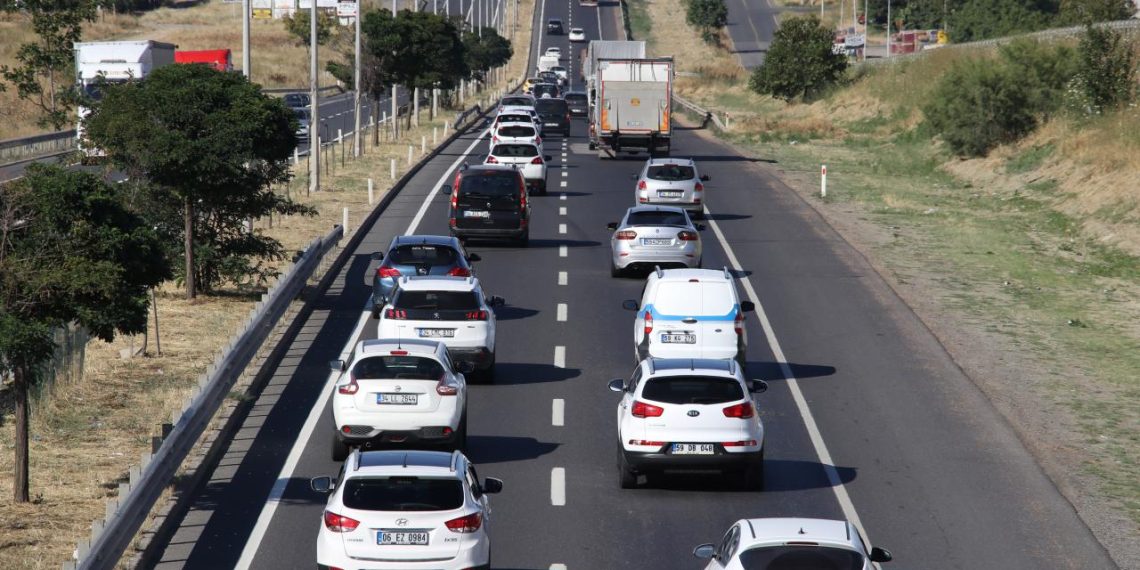 Tatilciler geri dönüyor: İstanbul yönünde yoğunluk artıyor