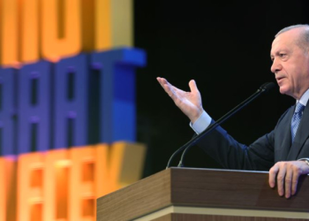 Erdoğan: Kendini yorulmuş hisseden varsa kenara çekilsin