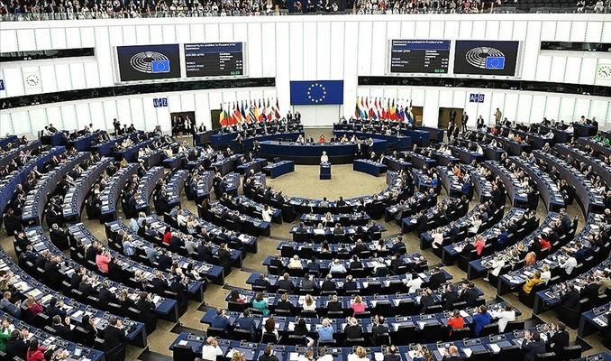 Avrupa Parlamentosu milletvekillerini taşıyan trende patlama