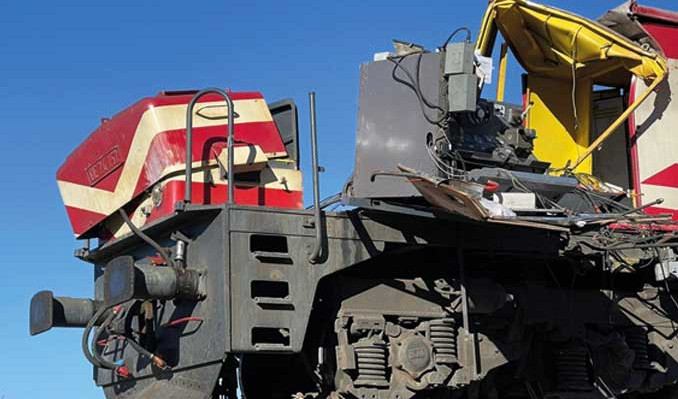 Muş’ta tren, beton pompası kamyonuna çarptı