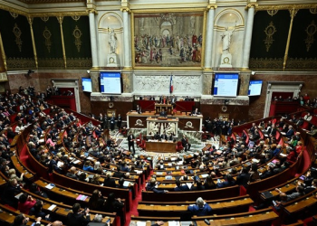 Fransa’da güvenoyu alamayan hükümet düştü