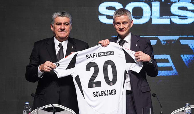Beşiktaş’ın yeni hocası Solskjaer için imza töreni düzenledi