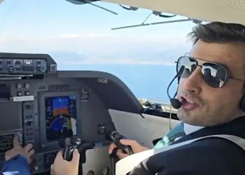 Baykar Yönetim Kurulu Başkanı Bayraktar, Piaggio P180’nin pilot koltuğunda