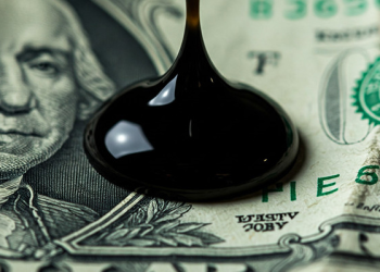 ABD-Çin gerilimi ve arz bolluğu, petrolü dip seviyeye itti