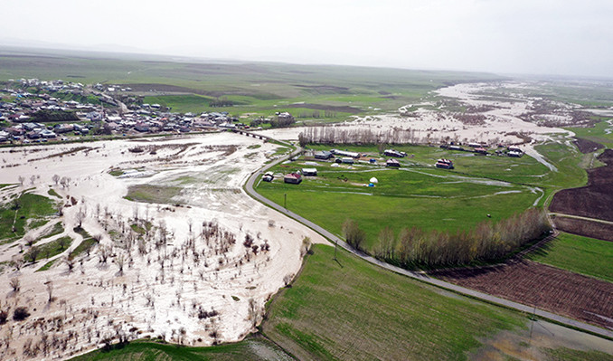 Ağrı’da Murat Nehri taştı, araziler sular altında