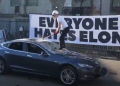 İngilizler delirdi: Musk’ı protesto için Tesla araca şiddet!