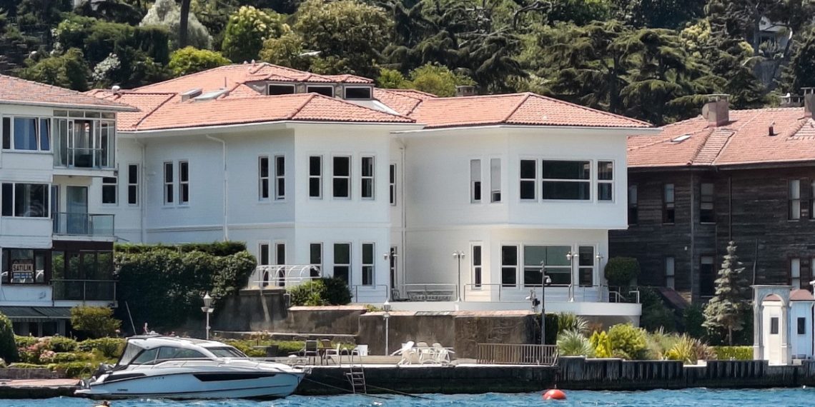 Dilek Sabancı 1.2 milyarlık yalısında kaçak kat yaptırdığı iddia ediliyor…