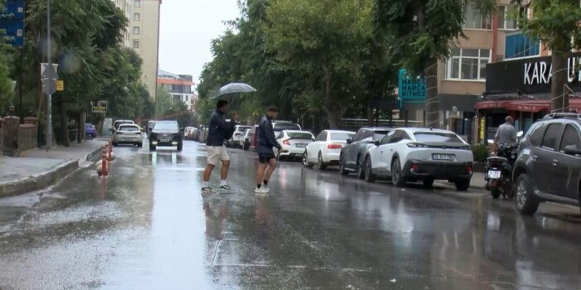 İstanbul’da öğle saatlerinde sağanak etkili oldu