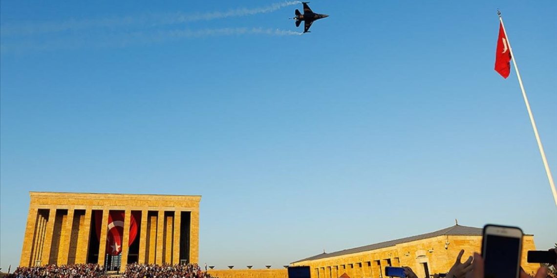 SOLOTÜRK’ten Anıtkabir’de Zafer selamı