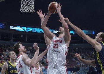 12 Dev Adam çeyrek finalde