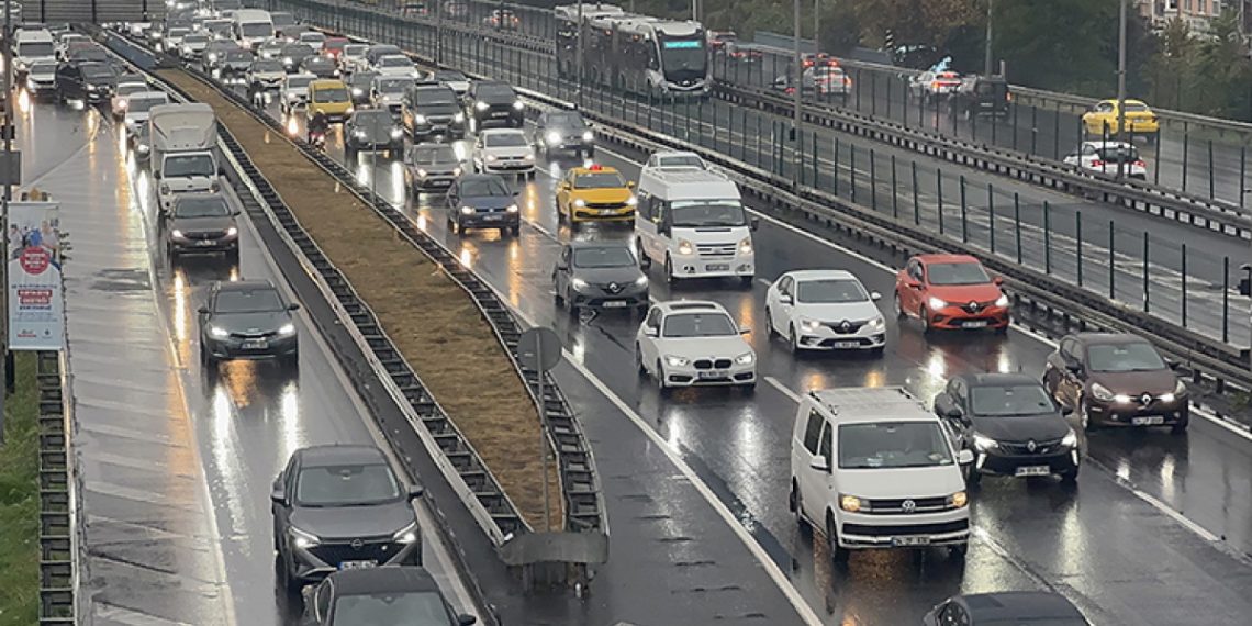 Haftanın ilk iş günü yoğunluğu yağışla birleşince İstanbul trafiği durma noktasına geldi