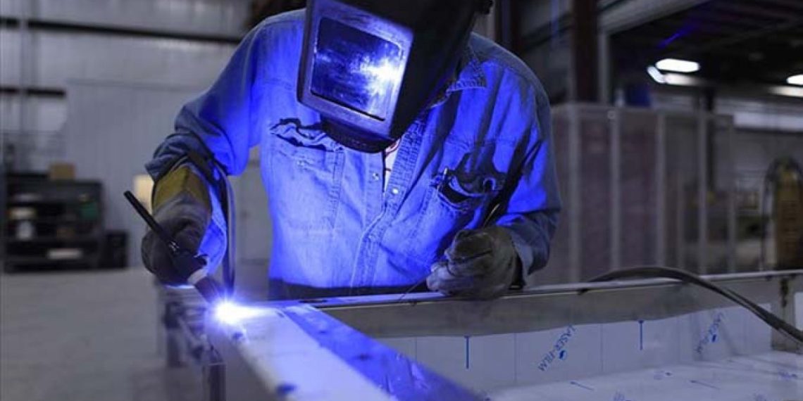 Sanayi üretiminde yıllık artış, aylık daralma