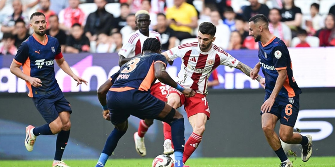 Başakşehir, Antalya deplasmanında farklı galip