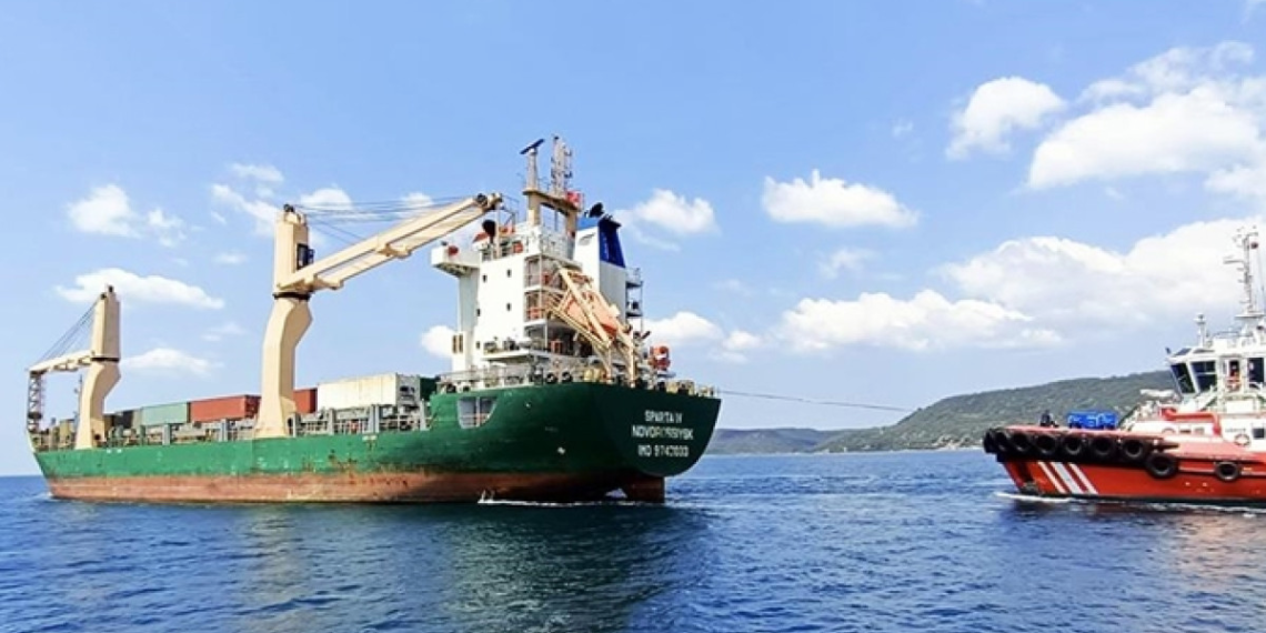 Çanakkale Boğazı’nda arızalı gemi sorunsuz demirlendi