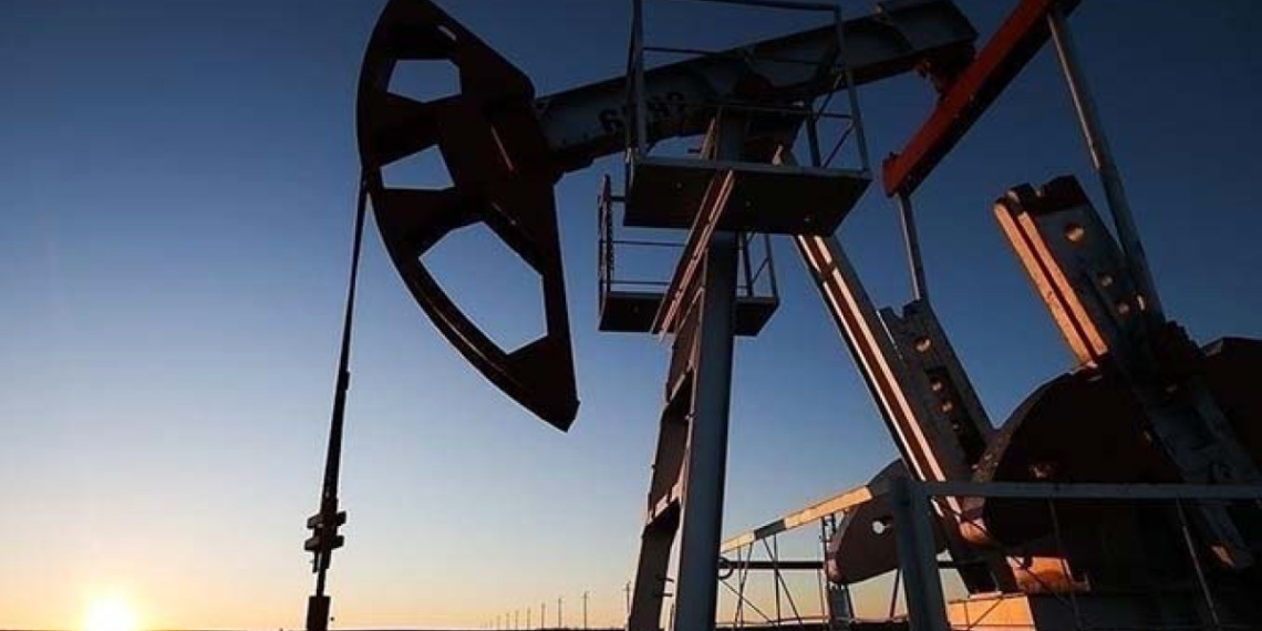 Petrol fiyatları arz fazlası ve ticaret gerginliğiyle düşüşte