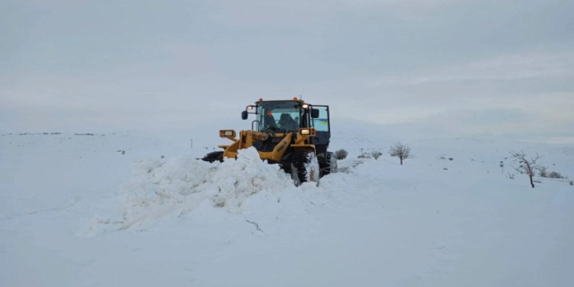 Doğu Anadolu’da kar felaketi: Köy yolları kapandı, araçlar mahsur kaldı
