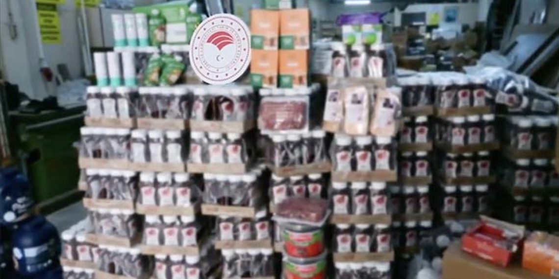 İzmir’de şok baskın: 30 ton bozuk gıda ele geçirildi