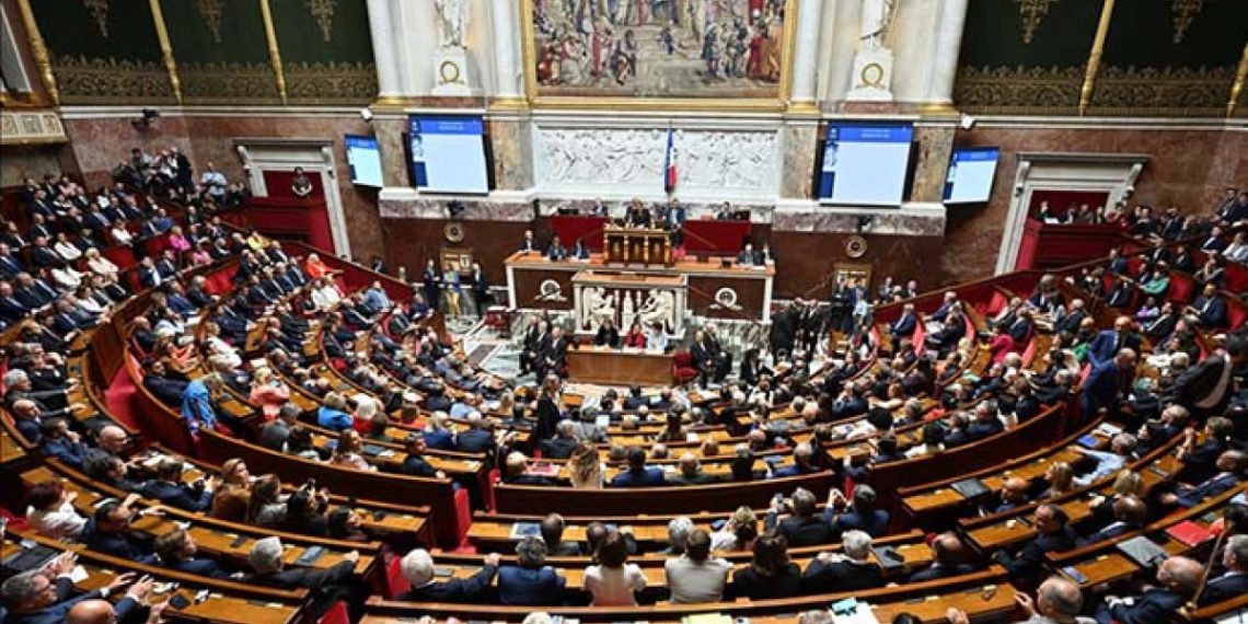 Fransa’da kapanmayı önleyecek özel bütçe tasarısı kabul edildi
