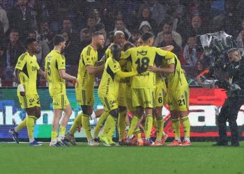Fenerbahçe, Trabzonspor’u 3-2 yenerek puan farkını açtı