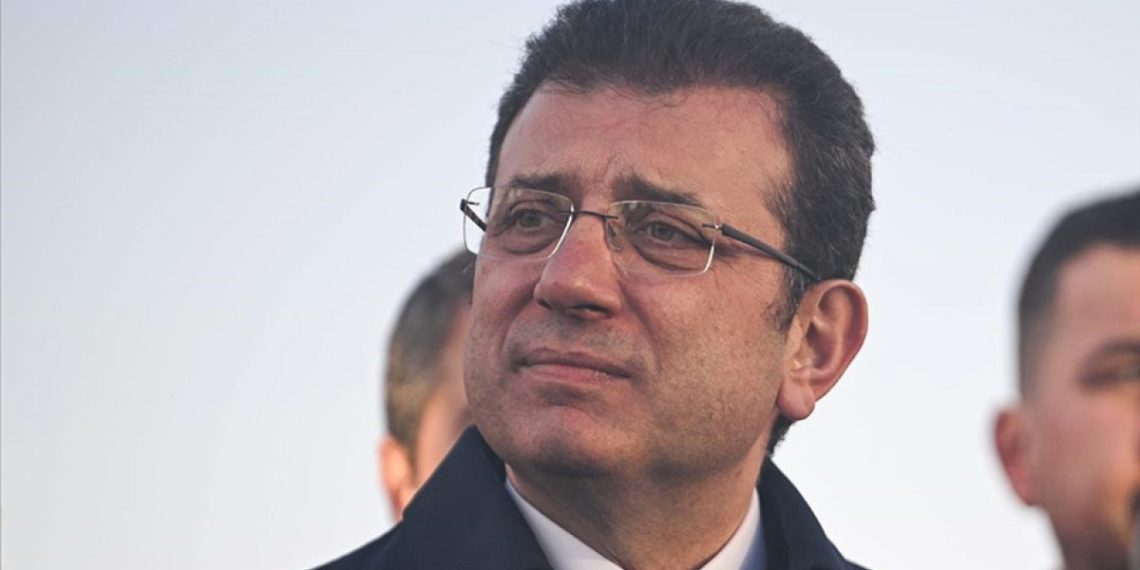 İBB ‘yolsuzluk’ davasında üçüncü gün el sallama polemiğiyle başladı